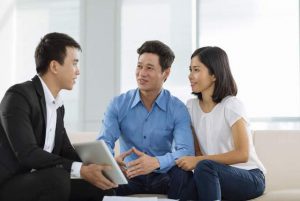 Trò chuyện với khách hàng sẽ giúp bạn tìm hiểu được nhu cầu, mong muốn của họ