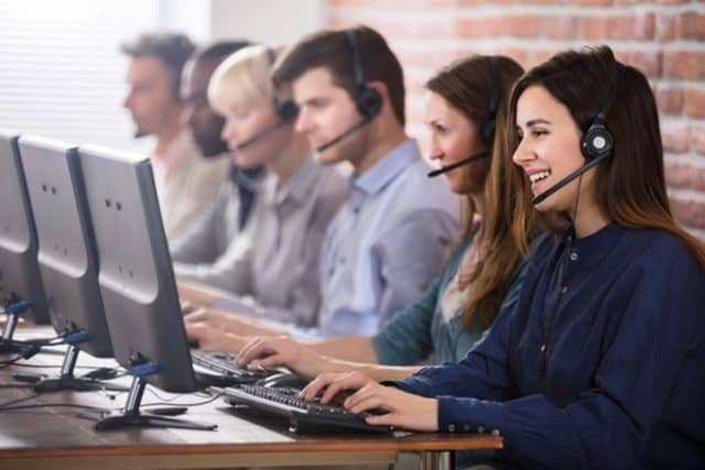 Công việc của telesale là gọi điện cho khách hàng tiềm năng và cố gắng thuyết phục họ mua sản phẩm hoặc dịch vụ