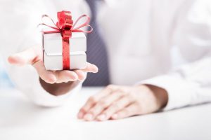 Ý nghĩa và ưu điểm của quà tặng chăm sóc khách hàng