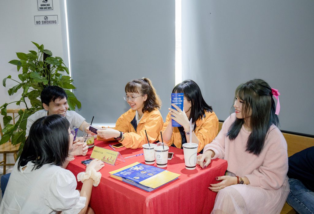Tổ Chức Các Buổi Offline Với Khách Hàng