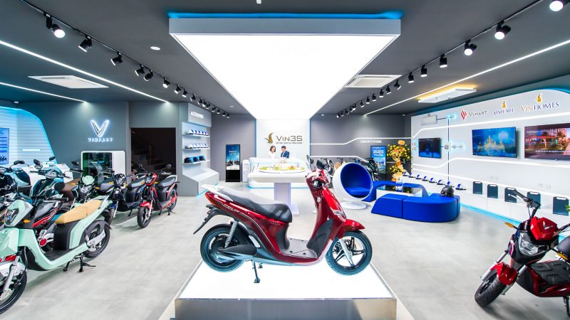 màn hình lcd đặt tại showroom xe